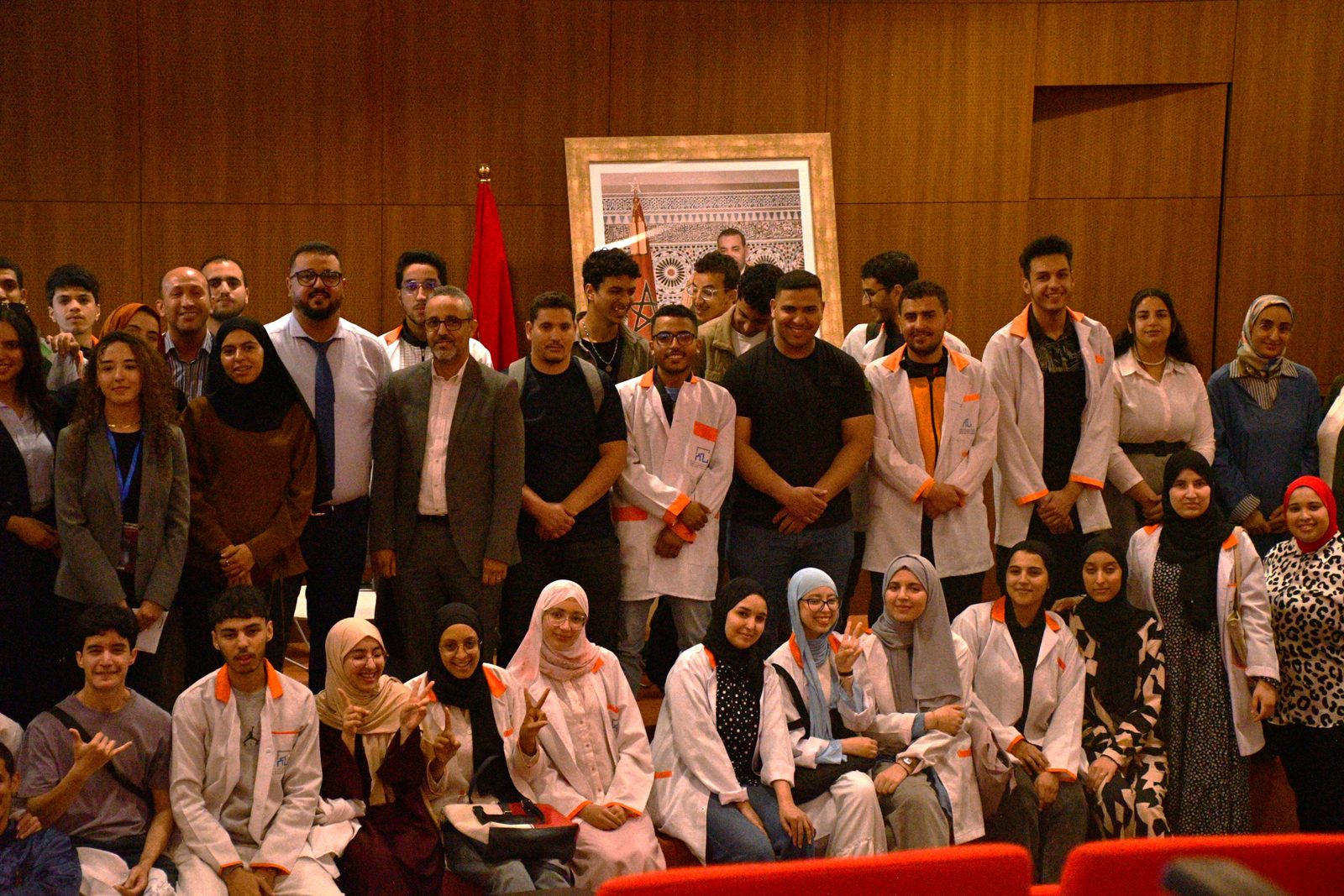 Photo de groupe avec organisateurs